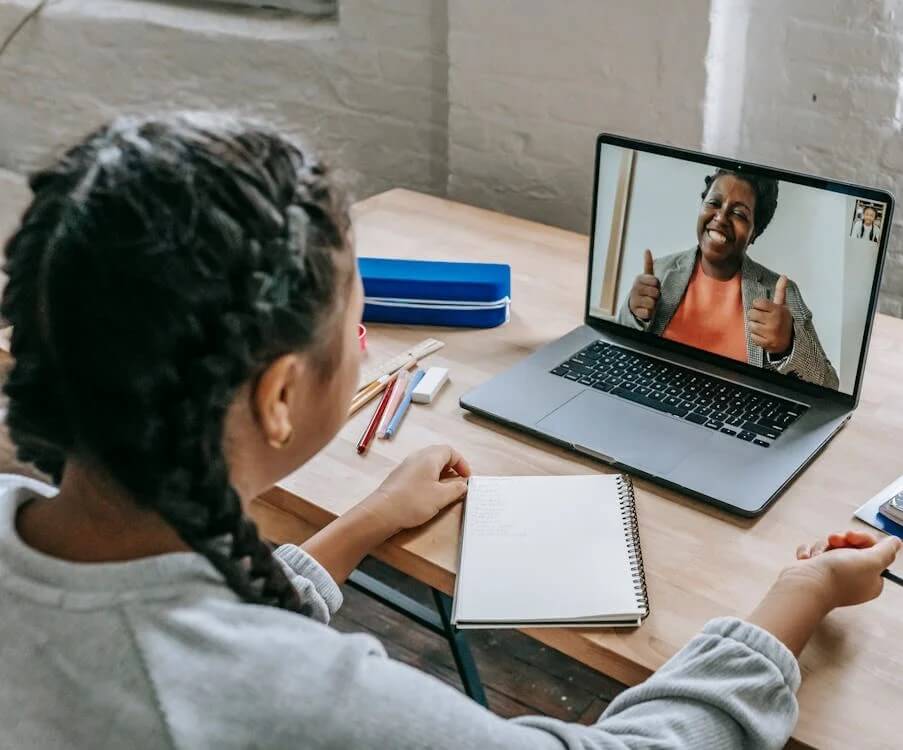 Imagem de mulher estudando online